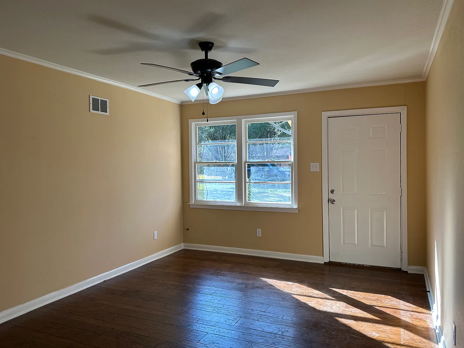 3 bed, 1.5 bath, 1113 sqft, $1,250 — Photo 3