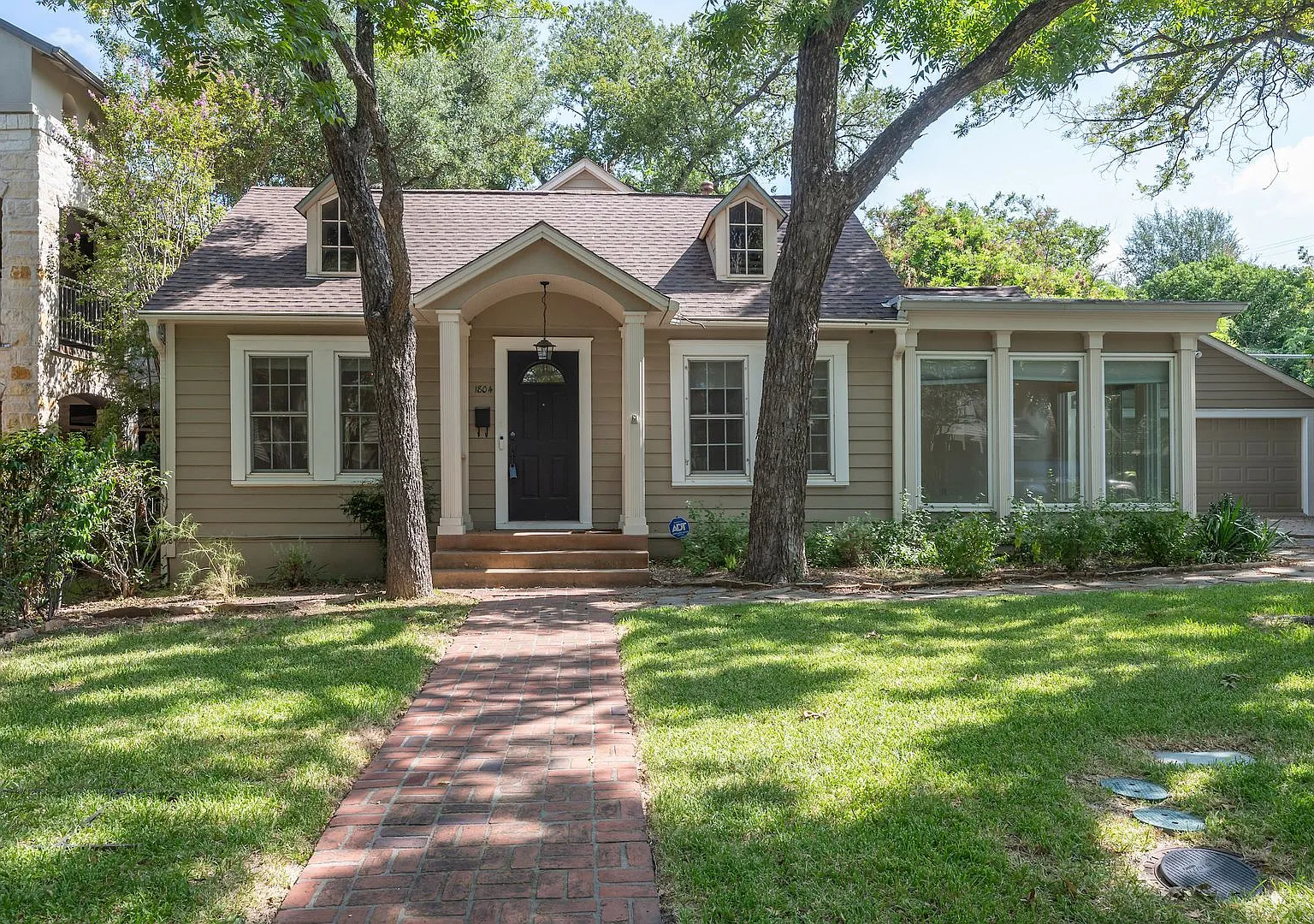 Adorable Enfield Home With Detached Studio Garage — Photo 4
