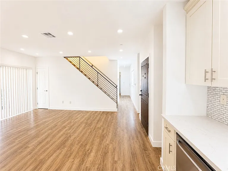6651 Noble Ave — Photo 5