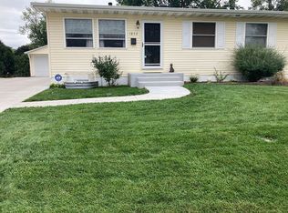 1832 Kings Dr, Bettendorf, IA 52722