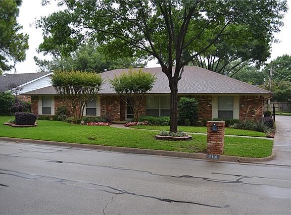 2nd image of 914 Curtis Dr