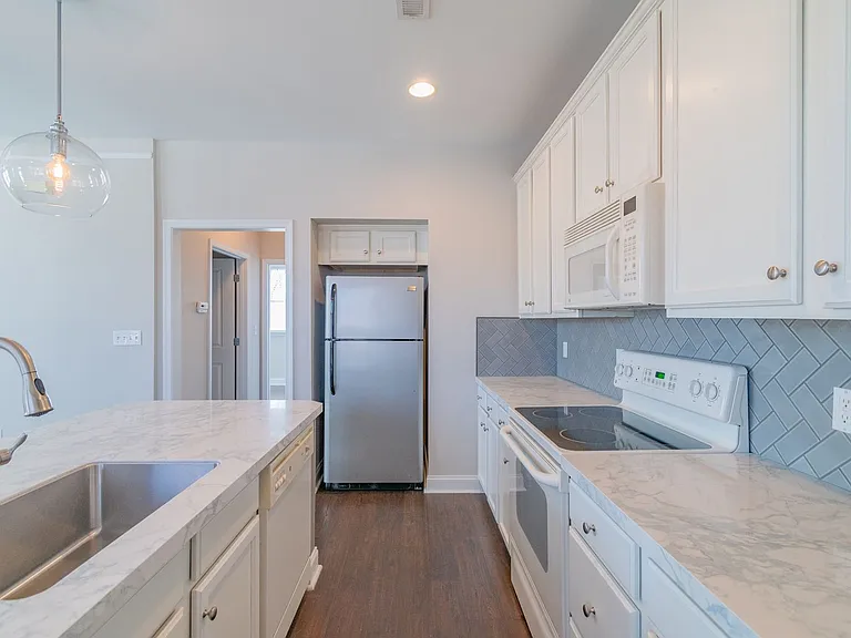 560 Oakland Ave — Photo 5