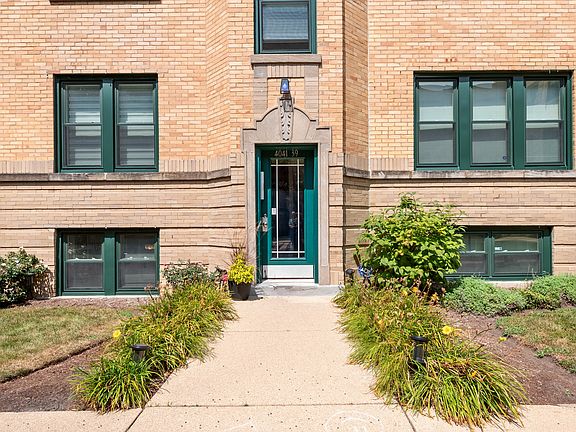 4th image of 4041 N Mozart St Unit G