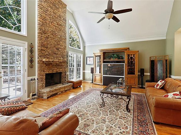 4th image of 445 Woodbrook Way