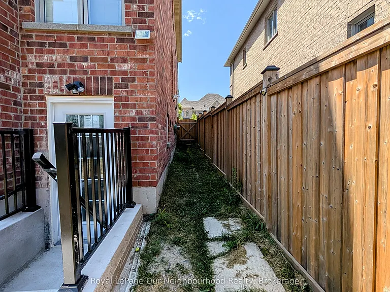 31 Terry Cres #LOWER — Photo 9