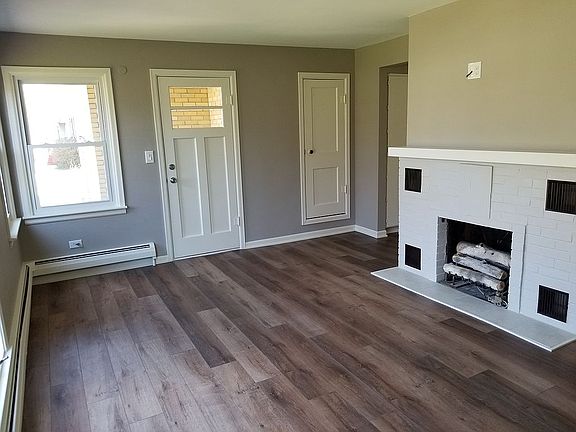 Gas log fireplace