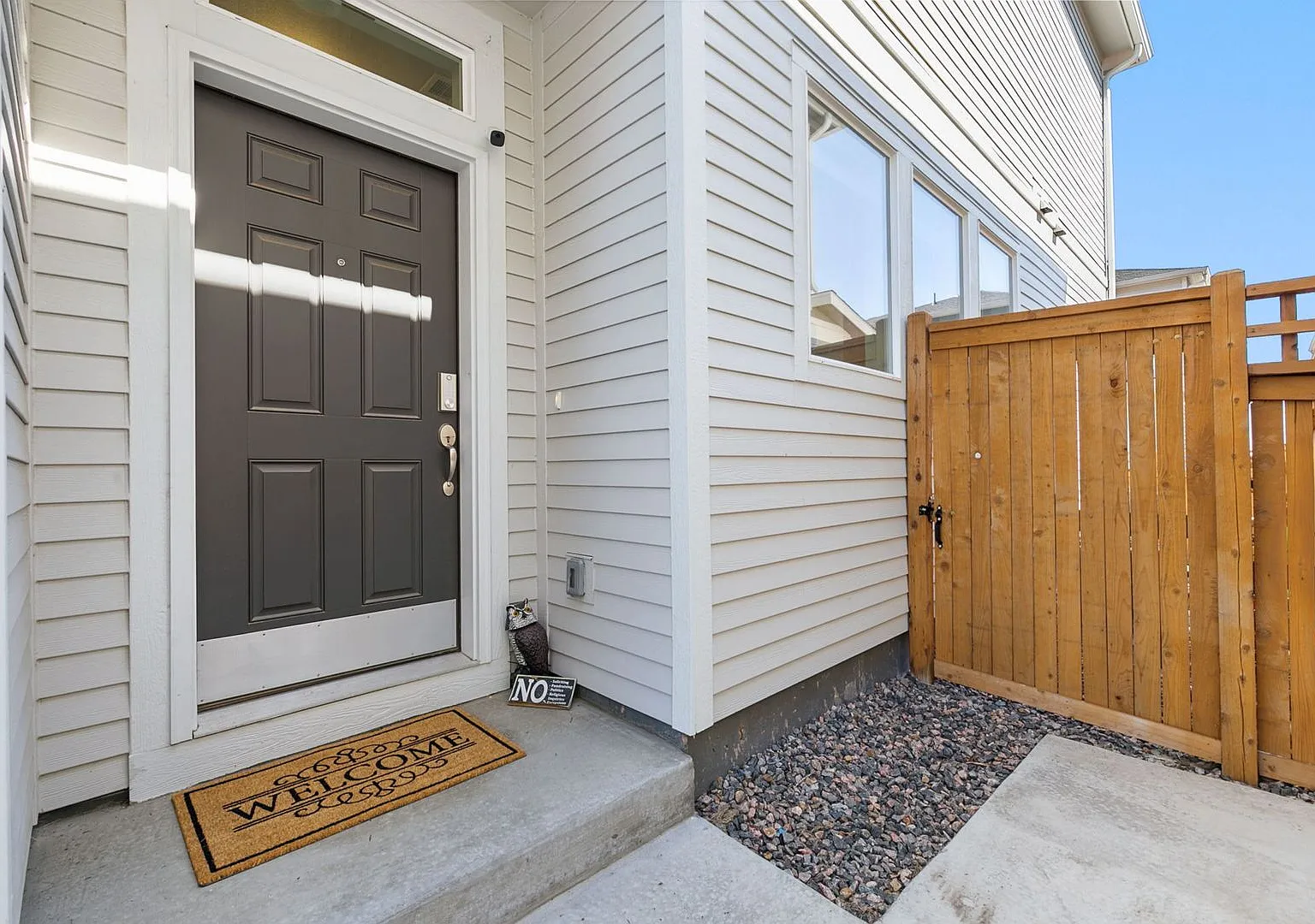 Beautiful Move-In Ready Home w/ AC, Yard, Sprinkler System! — Photo 4