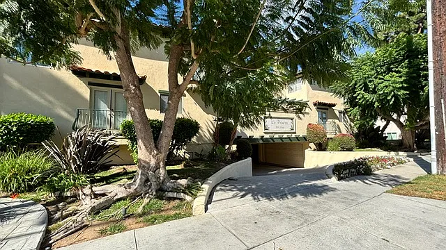 3 bed, 2.5 bath, 1592 sqft, $4,195 — Photo 3