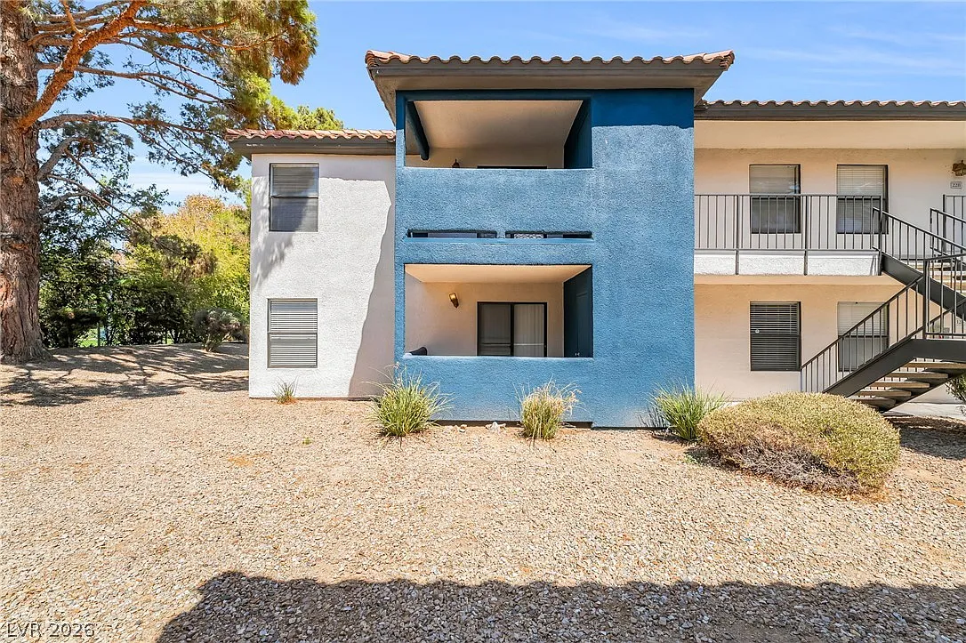 2 bed, 2.0 bath, 927 sqft, $1,250 — Photo 2