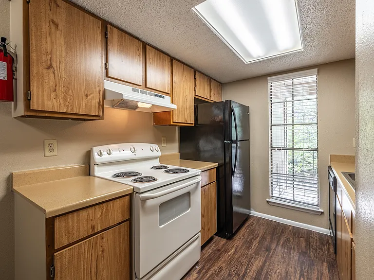 Sutton House Apartments — Photo 41