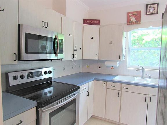 5th image of 1227 Park Ln