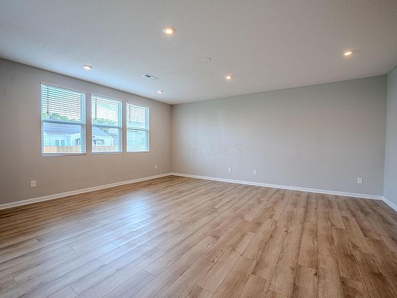 4th image of 319 Honeysuckle St