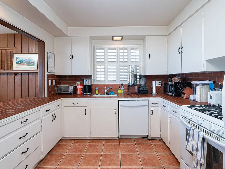 2124 E Oceanfront — Photo 16