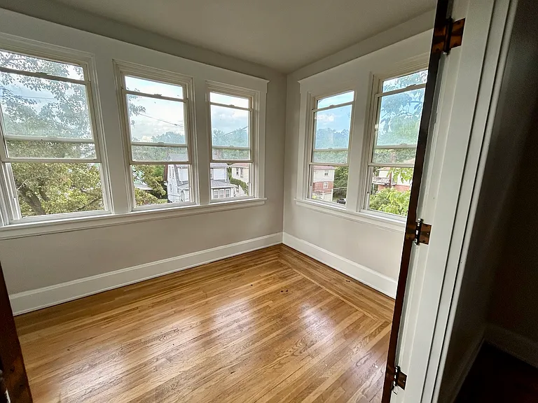 33 Glen Este Pl #2 — Photo 6
