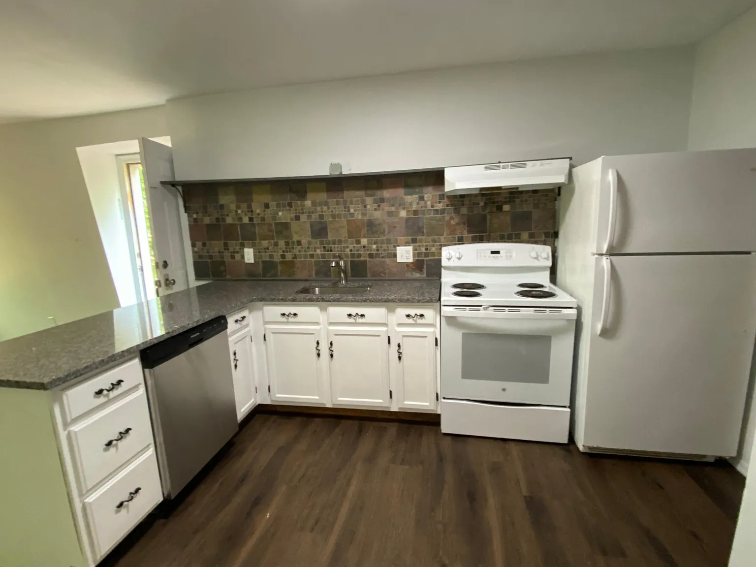 3 bed, 1318 sqft, $1,900 — Photo 4