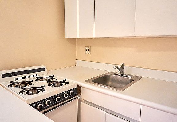 5th image of 31 Tiemann Pl APT 8