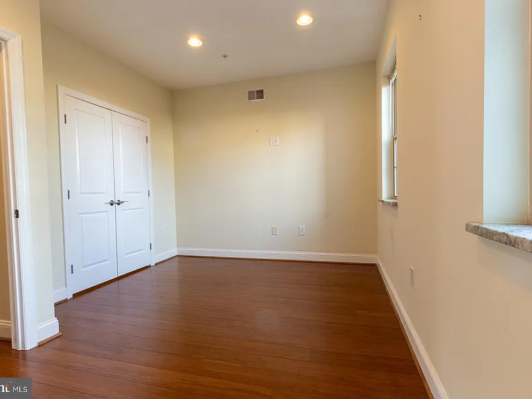 235 W Jefferson St — Photo 26