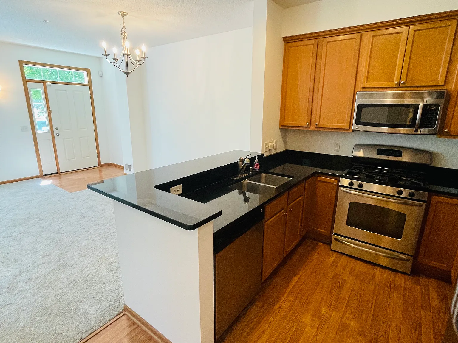 3 bed, 2.5 bath, 1595 sqft, $2,500 — Photo 4