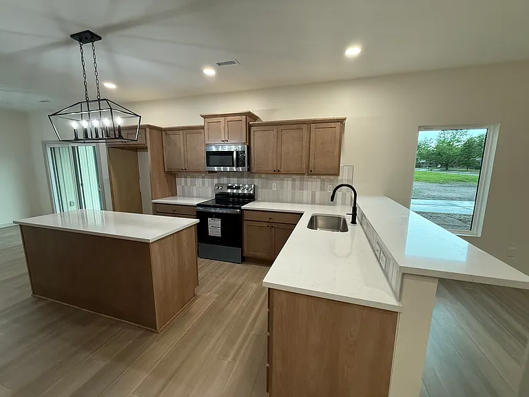 405 W Allison St — Photo 4