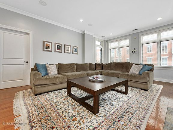 2nd image of 2767 N Lincoln Ave #302