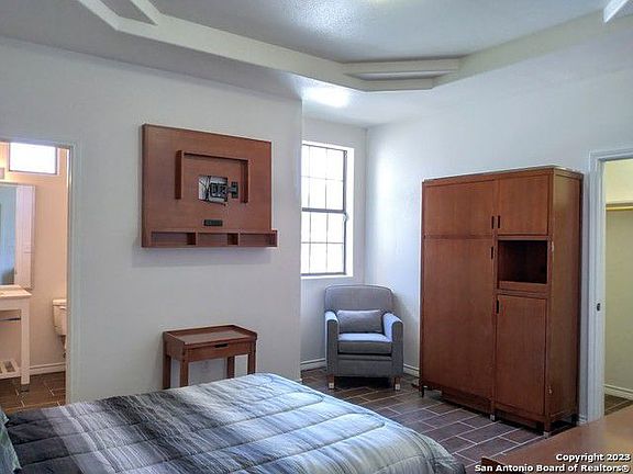 5th image of 233 Esmeralda Dr #1