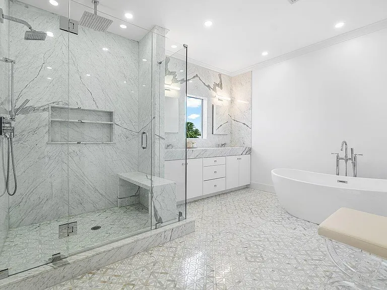 1366 SW 4th Ct — Photo 35