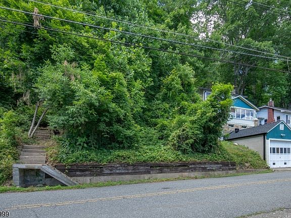 3rd image of 114-116 Lakeside Dr E