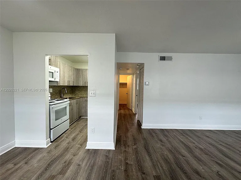 2910 Pierce St #209 — Photo 2