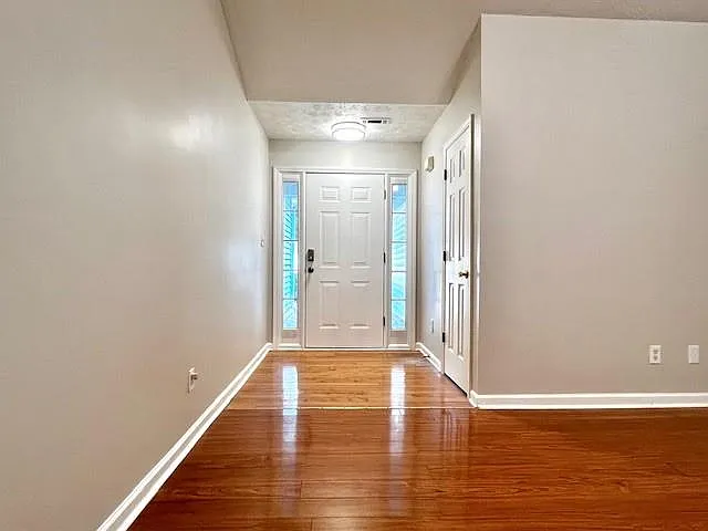 4 bed, 2.0 bath, 1742 sqft, $2,395 — Photo 2
