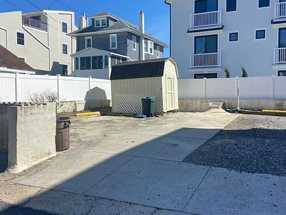 5th image of 611 E 7th St