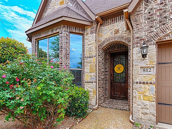 4th image of 812 Lake Meadow Ln
