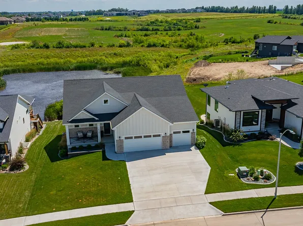 16320 Northpark Dr, Urbandale, IA 50323