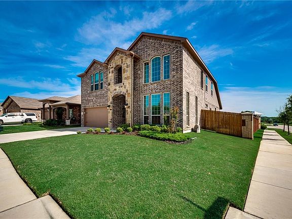 3rd image of 3012 Tamarack Ln