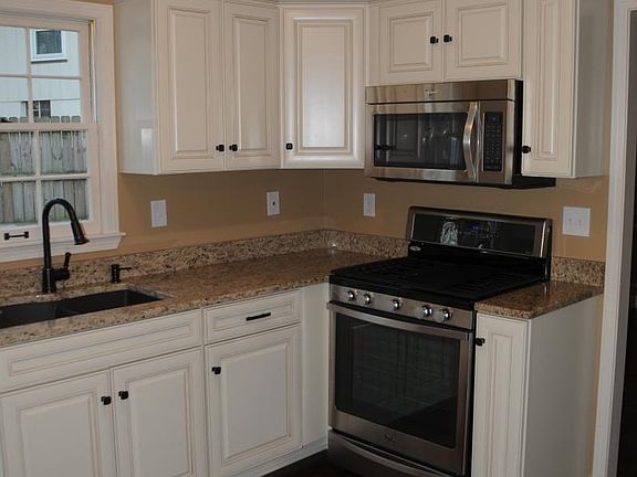 Kitchen with Stainless Steel Appliances and Soft Close Cabin