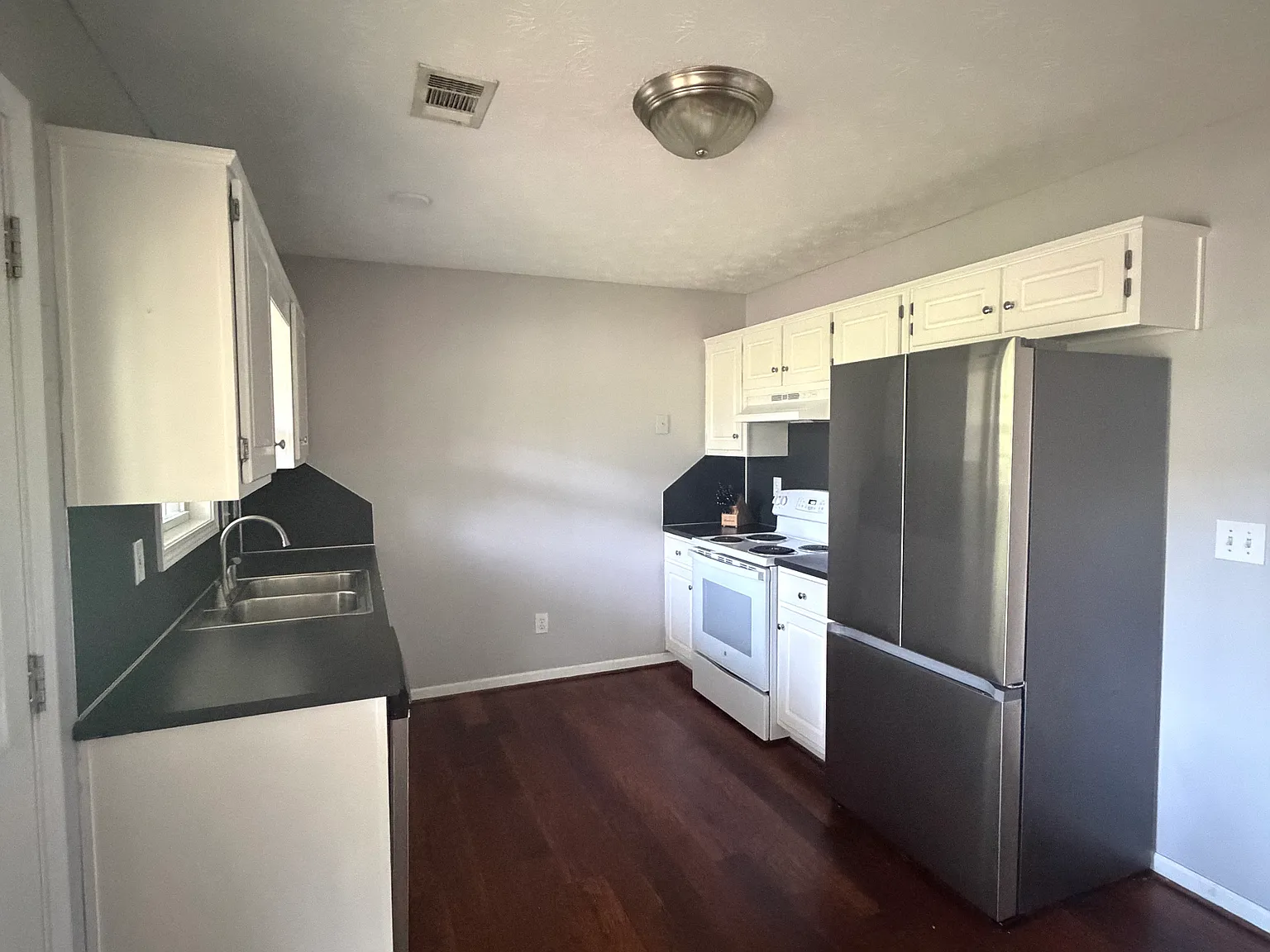 927 Lakeview Dr — Photo 3