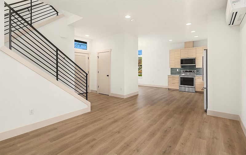 5th image of 3003 S Dakota Street