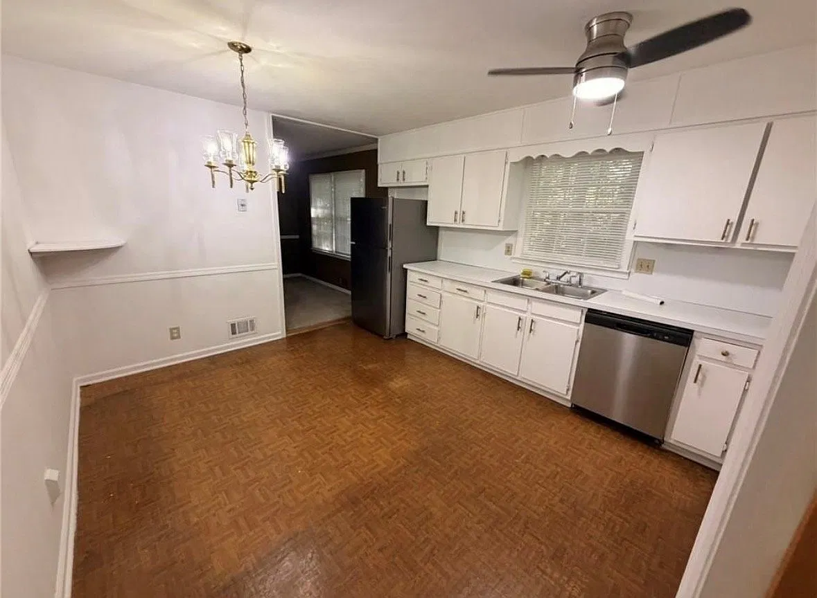 Spacious 4-Bedroom, 2.5-Bathroom Home — Photo 3