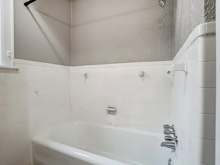 2560 Madison Rd #6 — Photo 12
