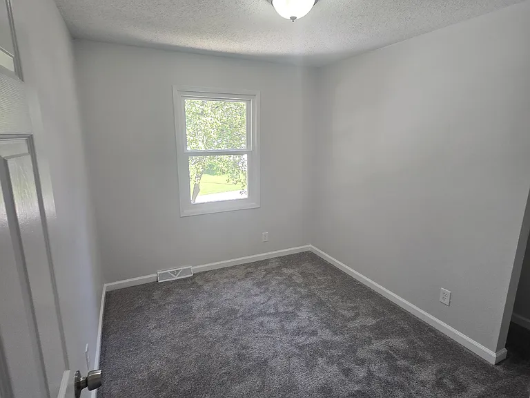 7924 NE San Rafael Dr — Photo 8