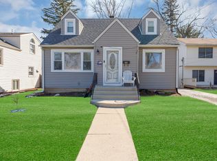 105 S Commonwealth Ave, Elgin, IL 60123