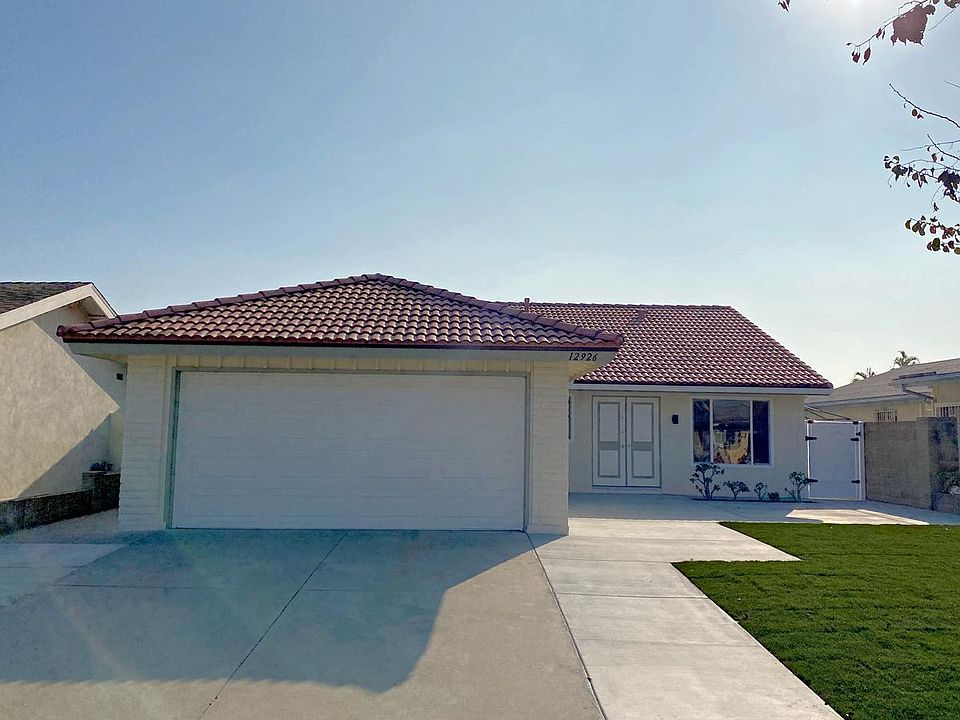 Welcome! 2 car garage + 2 car driveway, sprinkler system and easy care landscaping. Walking distance to Heritage Park, Farmer's Market, Shopping and Entertainment at Cerritos Towne Center, Library, and Schools (Leal and Cerritos High).