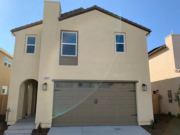 2062 N Perry Ln — Photo 1
