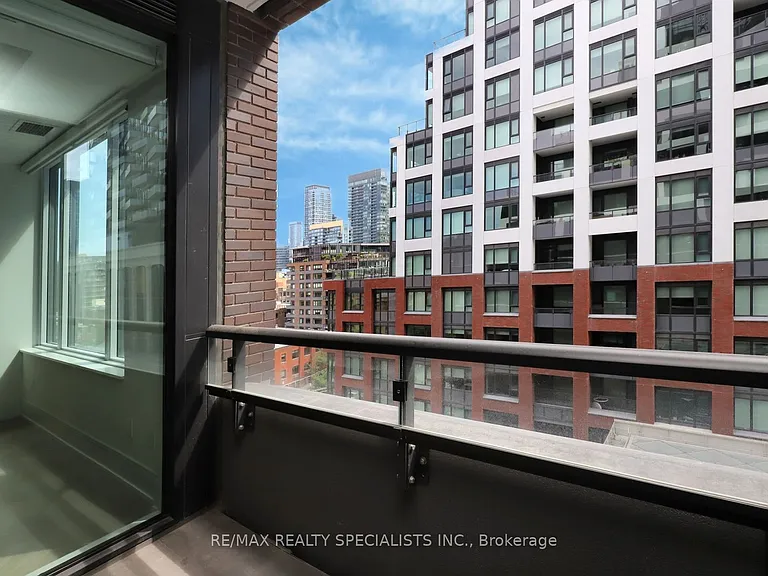 455 Wellington St W #704 — Photo 36