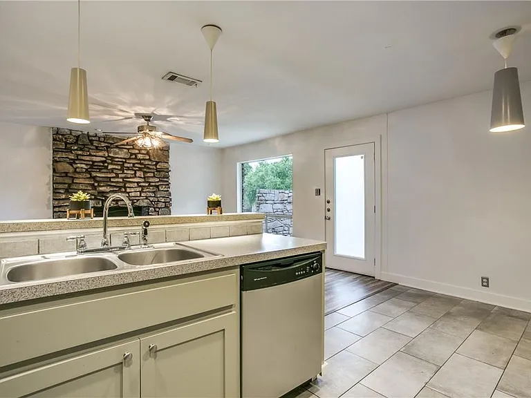 2313 La Casa Dr #B — Photo 10