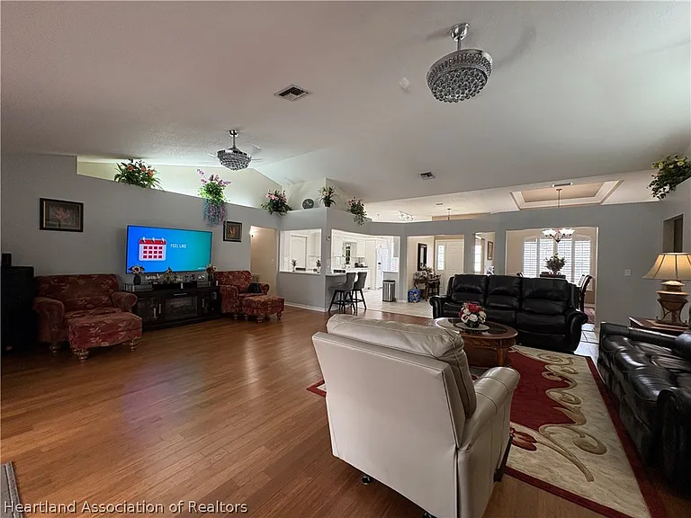 407 Maravilla Ave — Photo 18