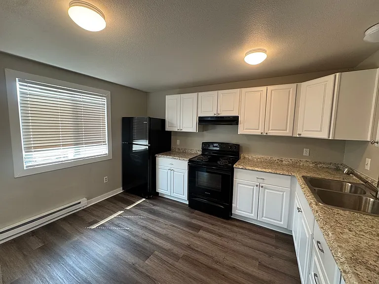 Cozy 2bd/1ba North West Apartment | On-Site Laundry | Pet Friendly | Off-Street Parking | Avail U... — Photo 16
