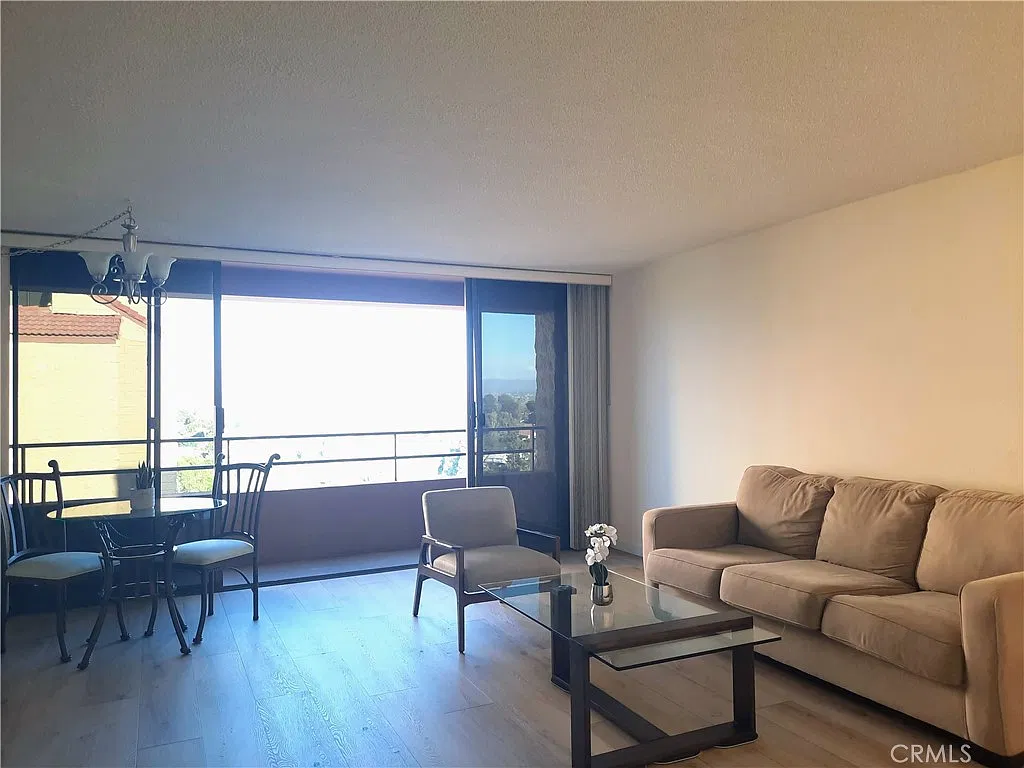 Studio, 500 sqft, $2,900 — Photo 3