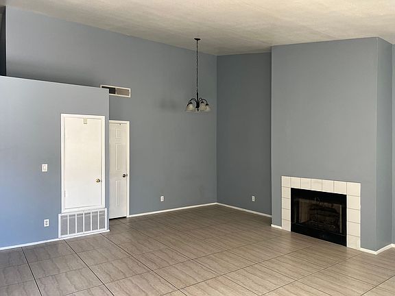 3rd image of 2845 Bluebonnet Dr