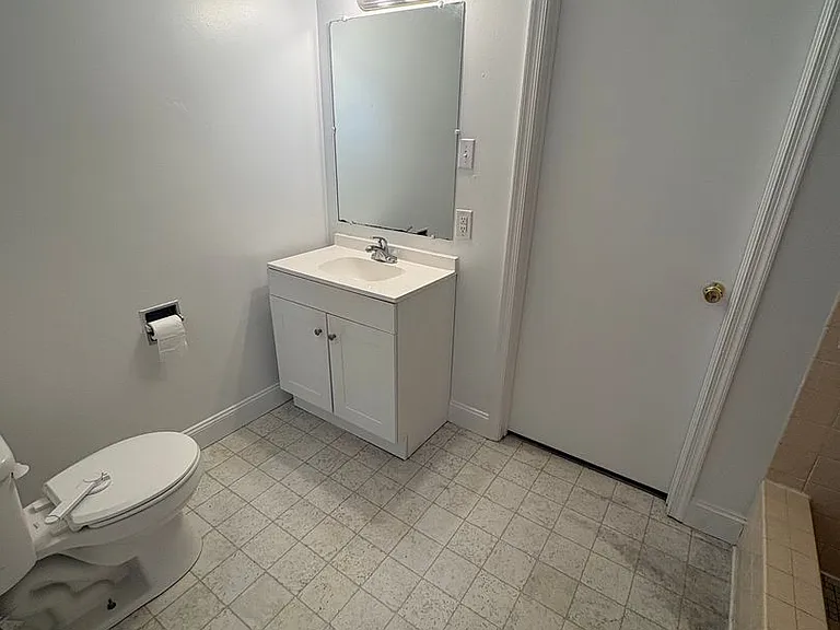 1040 W Princess St #10 — Photo 8