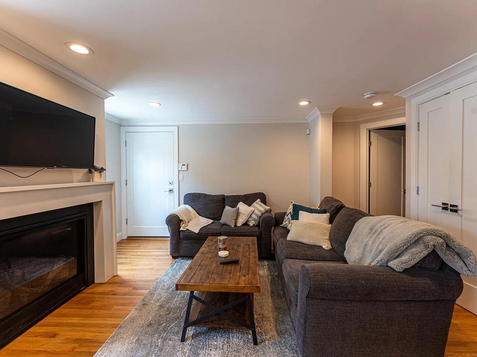 3 bed, 9999 sqft, $3,800 — Photo 2